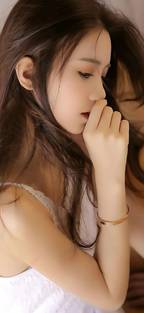 她行走于黑暗中