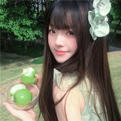 她行走于黑暗中